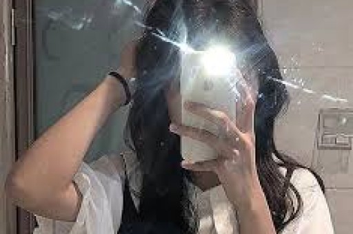 美顶流纯神演穿普拉达的女王2被删光！秀身体黑历史太多