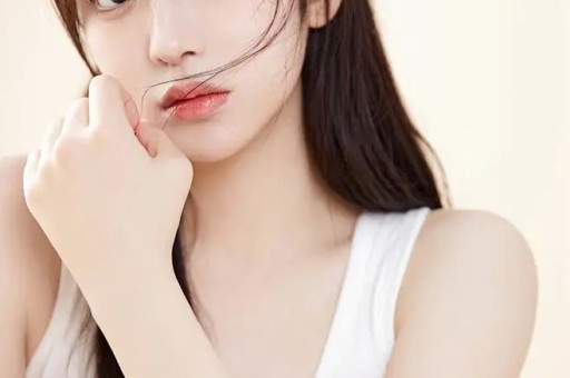 33岁男星刚红就塌房！深夜牵手小3岁女星回家过夜女方有男友