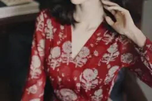 娱乐大瓜：白人男子小红书寻人惊现宋祖儿亲密合照疑似情侣？